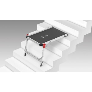 Ponteggio per scale Hailo TP1 su scale, alluminio argentato con piano di lavoro nero e dettagli rossi.