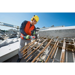 Utilisateur avec meuleuse d'angle sans fil Bosch GWX 18V-10 coupant du métal. Meuleuse avec L-Boxx.