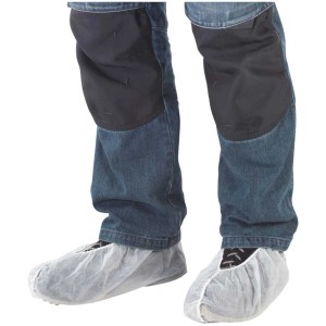 Personne portant des couvre-chaussures Wolfcraft en molleton pour protéger de la saleté.