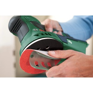 Ponceuse excentrique Bosch PEX 300 AE lors du changement de papier abrasif.