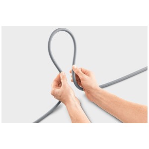 Tuyau flexible pour nettoyeur haute pression Kärcher K 4 Power Control, tenu dans les mains.