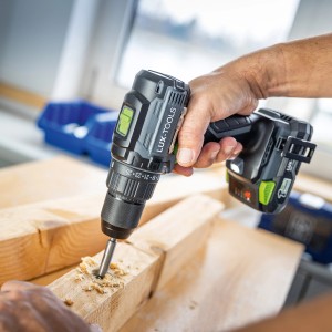 Avvitatore a batteria LUX 20V A-BS-20 B che fora il legno. Trapano avvitatore con batteria e mandrino.