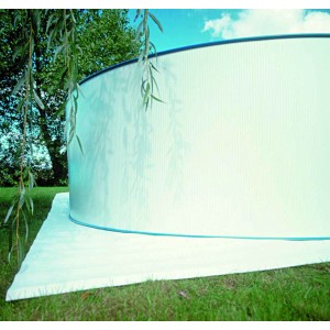 Feutre de protection de sol blanc et rond sous une piscine. Protège le liner.