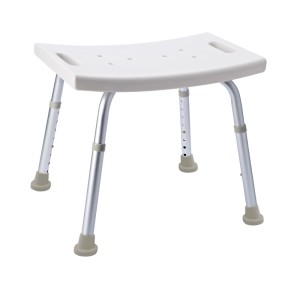 Chaise de bain blanche réglable en hauteur avec pieds en aluminium pour plus de sécurité dans la salle de bain.