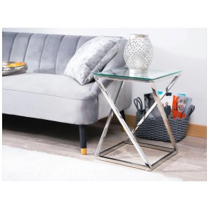 Élégante table d'appoint Beliani Beverly avec plateau en verre et cadre métallique argenté près d'un canapé.