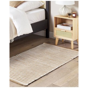 Tapis rectangulaire en coton Sofulu marron et blanc (80x150 cm) dans une chambre.