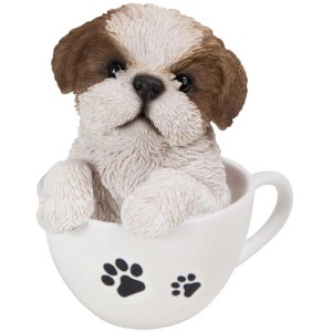 Shih-Tzu Welpe in Tasse, Gartendeko von Vivid Arts, 14,8x13x11cm.