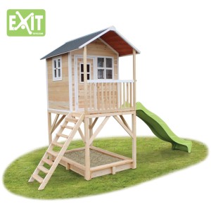 EXIT Loft 700 casetta in legno con scivolo e sabbiera in giardino.