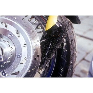 Spazzola lavacerchi Kärcher K2-K7 in uso su pneumatico e cerchio di una moto.