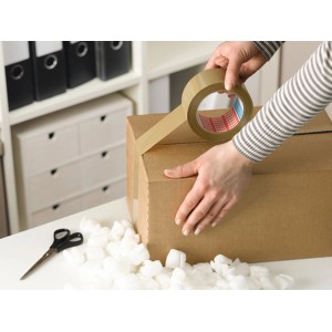 Ruban d'emballage brun Tesa Ultra Strong scellant un carton.