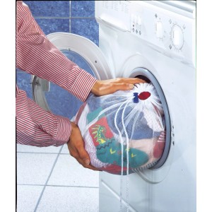 Sacco per bucato Wenko per capi delicati davanti alla lavatrice, pieno di bucato colorato.