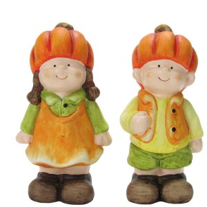 Figure autunnali in ceramica: bambino e bambina con teste di zucca, decorazioni autunnali per interni.