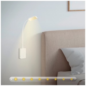Lampe de lecture à batterie blanche Briloner Cielo fixée au mur à côté d'un lit. Dimmable, lumière blanche chaude.