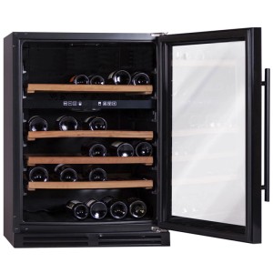 Schwarzer Kibernetik Weinkühlschrank BWS83 mit offener Glastür, Weinflaschen auf Holzregalen.