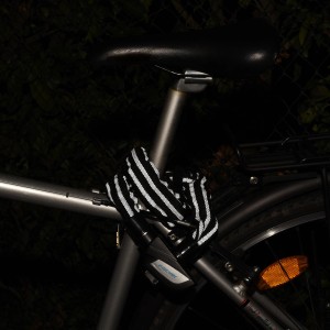 Lucchetto a catena Fischer Reflex (80 cm) fissato a una bicicletta, con rivestimento in tessuto riflettente.