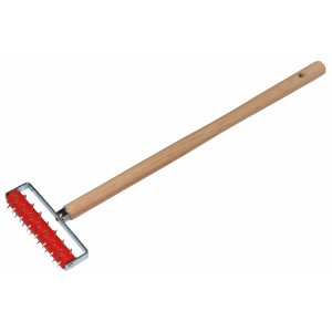 Rullo chiodato per carta da parati LUX 15 cm con rullo a chiodi rosso e manico in legno per forare la carta da parati.