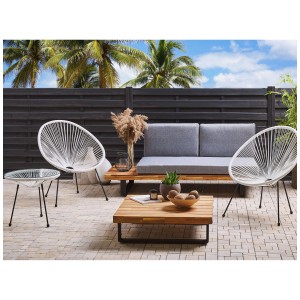 Set bistro Beliani Acapulco II bianco con due sedie e tavolo per balcone o patio.