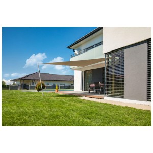 Voile d'ombrage triangulaire Windhager Cannes taupe 3x3x3m au-dessus terrasse et jardin.