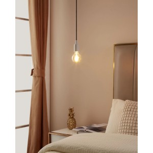 Lampadina LED Eglo connect.z G80 E27 ambra con filamento, che illumina una camera da letto.
