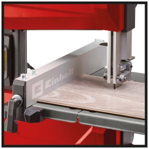 Einhell Bandsäge TC-SB 200+: Detailaufnahme Sägeblatt beim Schneiden von Holz.
