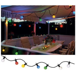 Guirlande lumineuse LED multicolore (16,8 m) pour fête en extérieur, illuminant une terrasse.