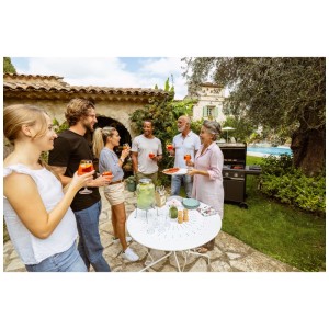 Gruppo che festeggia con il barbecue a gas Campingaz Select 3 EXS SBS in giardino. Focus su grill e bevande.