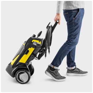 Nettoyeur haute pression Kärcher K 7 WCM jaune/noir tiré par une personne.