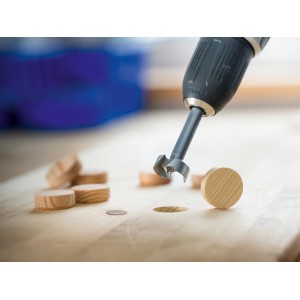 Punta Forstner LUX Comfort 45 mm in uso per una precisa lavorazione del legno.