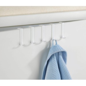 Set di 5 ganci appendiabiti da porta Wenko, bianchi, con asciugamano blu su una porta.