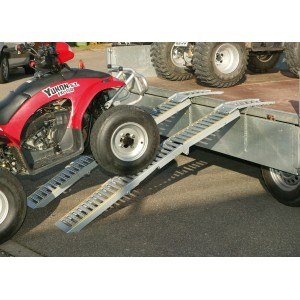 Set rampe di carico pieghevoli Unitec con quad caricato su rimorchio. Ideale per manutenzione e riparazione.