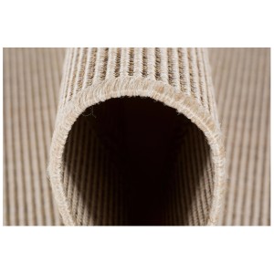 Gros plan du tapis beige Andiamo Montana (190x133 cm), enroulé pour montrer la texture.