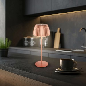 Lampada da tavolo a batteria Brilo Riffle color rame dimmerabile su bancone cucina.