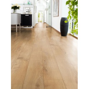 Verlegtes Laminat LAM.Poseid WR BoraOak7,0/2,697 in Holzoptik im Raum.