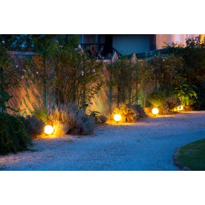 Sentiero del giardino con diverse lampade a sfera alogene bianche (Ø 25cm) lungo una recinzione.