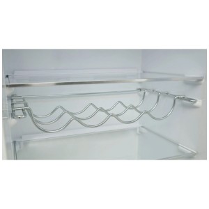 Innenansicht Sharp Einbau-Kühlschrank mit Flaschenablage aus Metall.