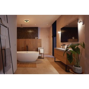 Plafoniera LED nera Philips Hue Xamento in bagno moderno con vasca e mobile lavabo.
