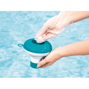 Diffuseur flottant Bestway 12,5 cm avec pastille de piscine au-dessus de l'eau.