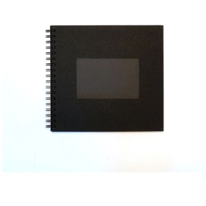 Album spirale noir en lin avec reliure Wiro et fenêtre rectangulaire sur la couverture, 24x24 cm.