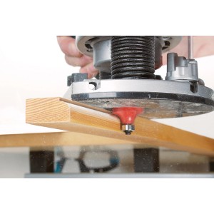 Wolfcraft Profilfräser-Set HM im Einsatz: Fräsen eines Holzprofils mit Oberfräse.