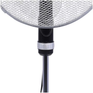 Gros plan : Ventilateur sur pied Sonnenkönig Black 16 avec grille de protection argentée et boîtier noir.