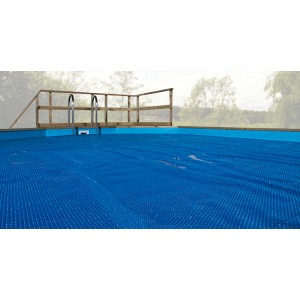 Bâche thermique bleue sur piscine, modèle 594 de Weka. Bâche solaire pour chauffer la piscine.