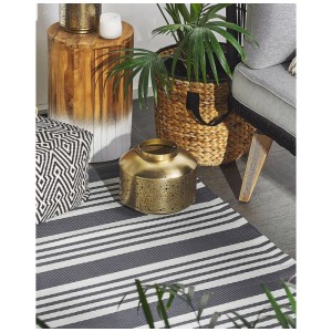 Beliani Outdoor-Teppich Delhi, schwarz-hellgrau gestreift, 120x180 cm. Robuster Polypropylen-Teppich für Terrasse.