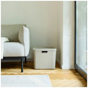 Rotho Multibox Albula Cappuccino 55l. Große, stapelbare Aufbewahrungsbox mit Deckel und Griffen im Wohnzimmer.