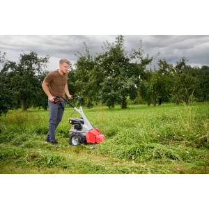 Faucheuse à barre Al-Ko BM 875 IV Comfort en utilisation dans une prairie.