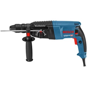 Marteau perforateur bleu Bosch Professional GBH 2-26 F SDS-plus avec poignée supplémentaire.