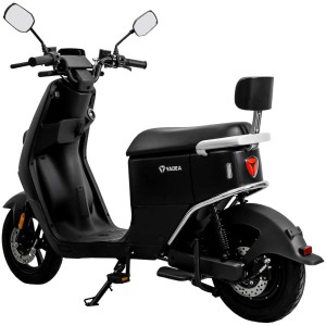 Schwarzer Yadea E-Scooter DE38, 20-25 km/h, mit Rücklehne. Ideal für Stadtfahrten.