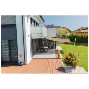 Voile d'ombrage carrée Windhager Capri couleur roseau au-dessus d'une terrasse.