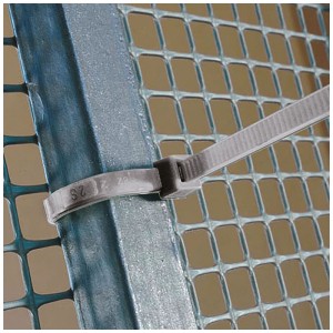 Collier de serrage argenté Tenax Fix-Tie L fixant un filet à une clôture.