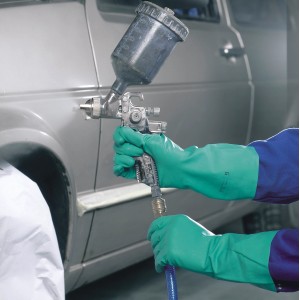 Guanti protettivi in nitrile LUX verdi taglia 8 durante la verniciatura di un'auto.