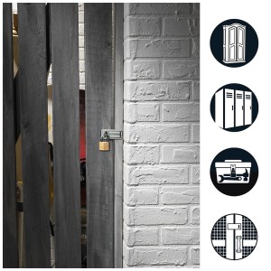 Master Lock Überfalle mit Messing Vorhängeschloss (40mm) an Holztür und Steinwand.